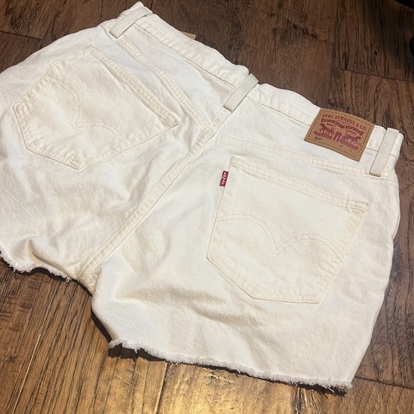 Levi’s 501 high rise white button fly shorts, waist size 32 NWT! Very nice! - Picture 2 of 5